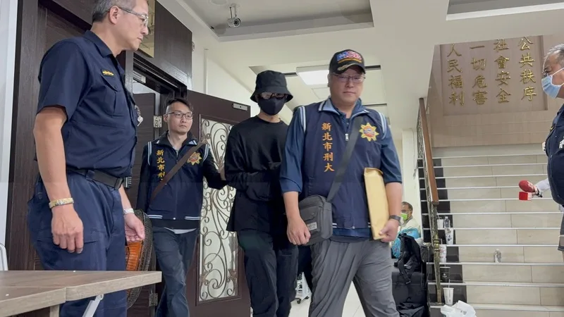 新北檢警21日針對藝人閃兵案進行第3波搜索，將4名藝人拘提到案，演員陳柏霖（中）坦承以10萬元找人造假高血壓躲兵役。中央社