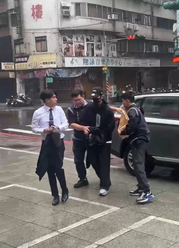藝人閃兵案延燒，新北檢警展開第3波搜索，永和警分局21日上午將藝人修杰楷（右2）拘提到案說明。翻攝畫面
