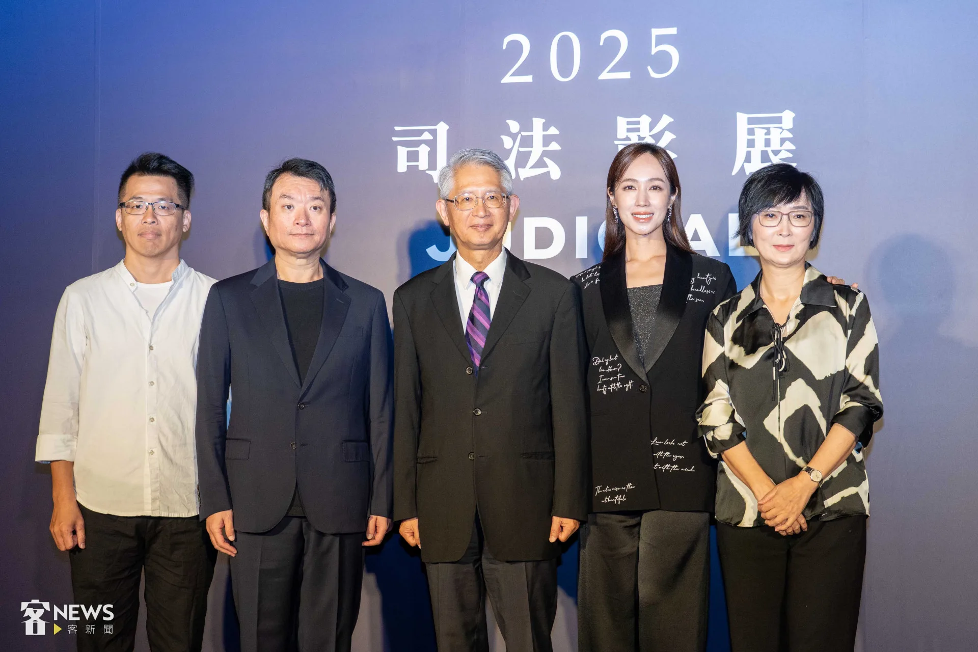 司法院代理院長謝銘洋(中)、金馬執委會執行長聞天祥(左二)、《丟包阿公到我家》監製董成瑜(右二)與演員小薰(右一),以及《我的爸爸是死刑犯》導演李家驊(左一)。李台源攝