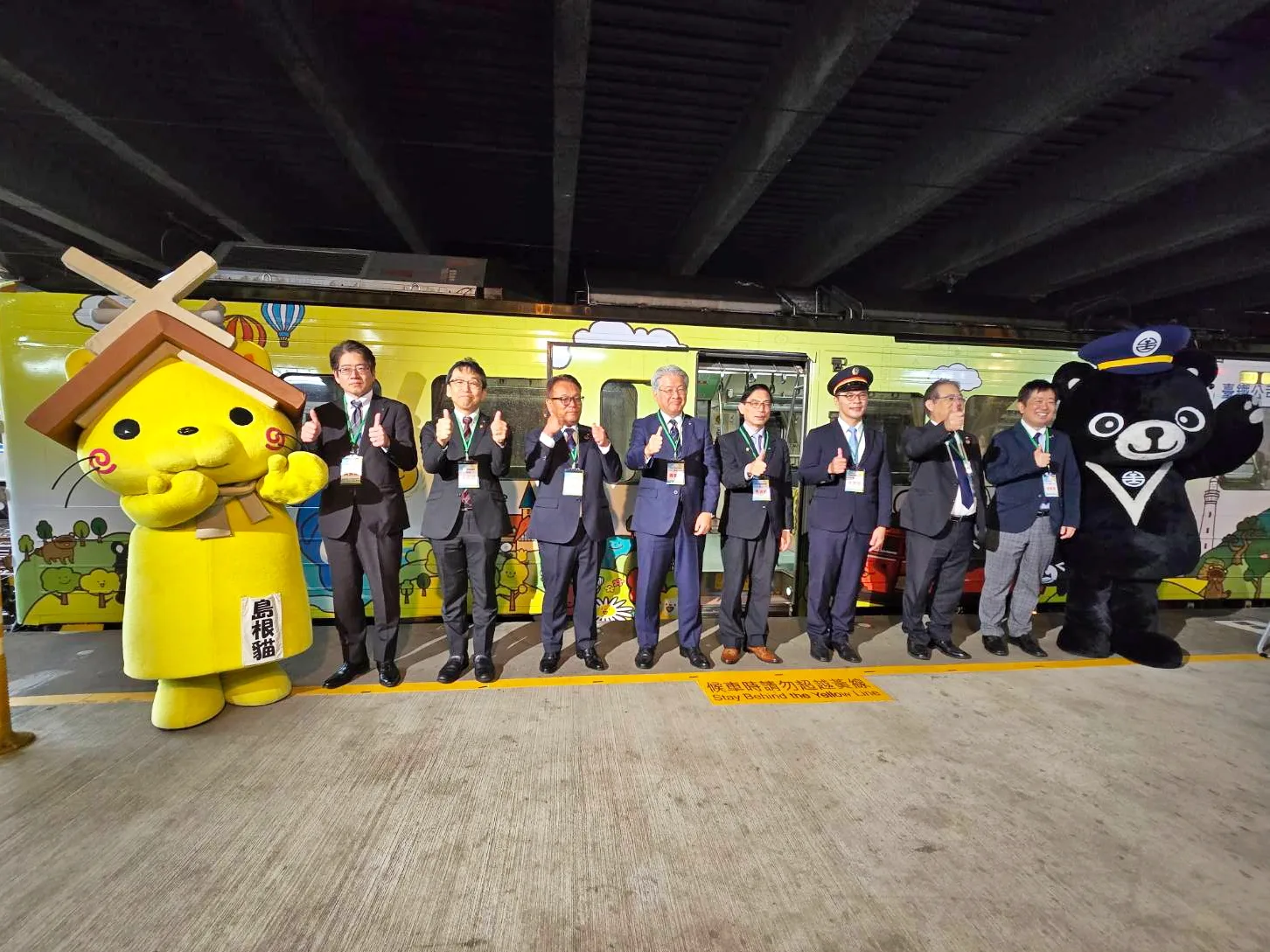 台鐵與日本一畑電車彩繪列車首航，樹林站見證台日鐵道友誼6週年。台鐵提供