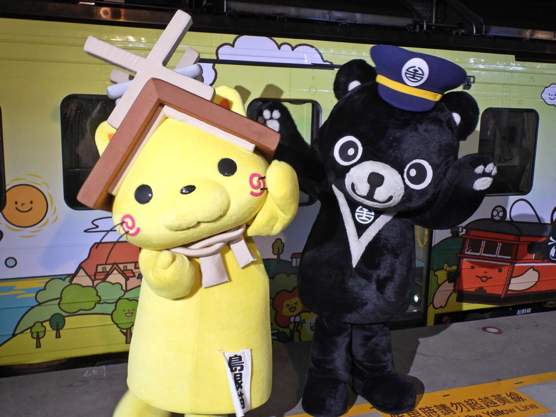 台鐵與日本一畑電車彩繪列車首航，樹林站見證台日鐵道友誼6週年。台鐵提供