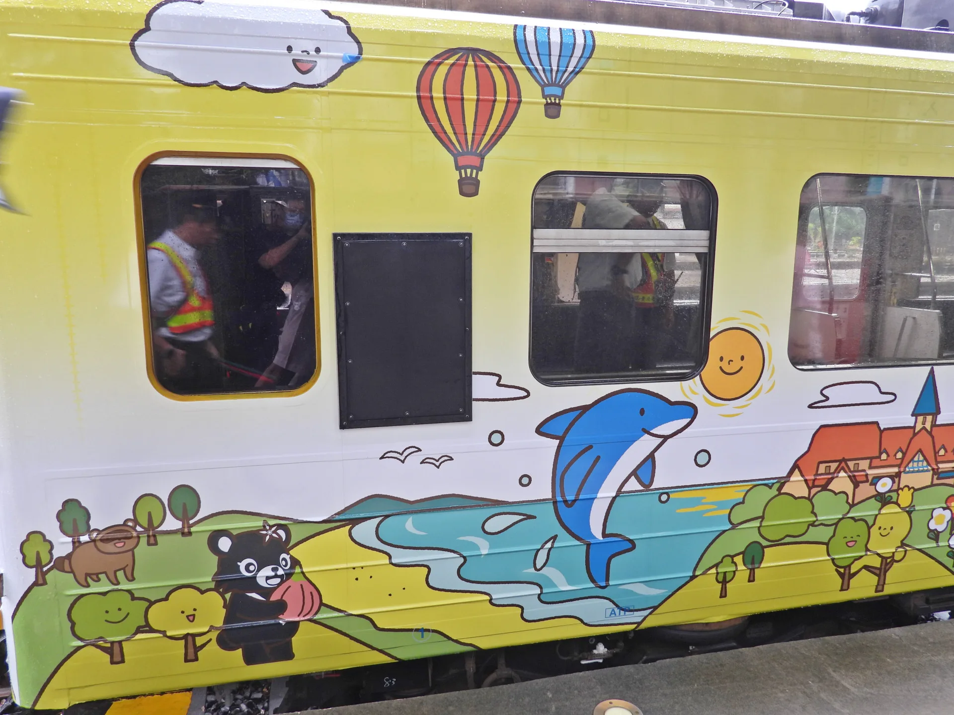 台鐵與日本一畑電車彩繪列車首航，樹林站見證台日鐵道友誼6週年。台鐵提供