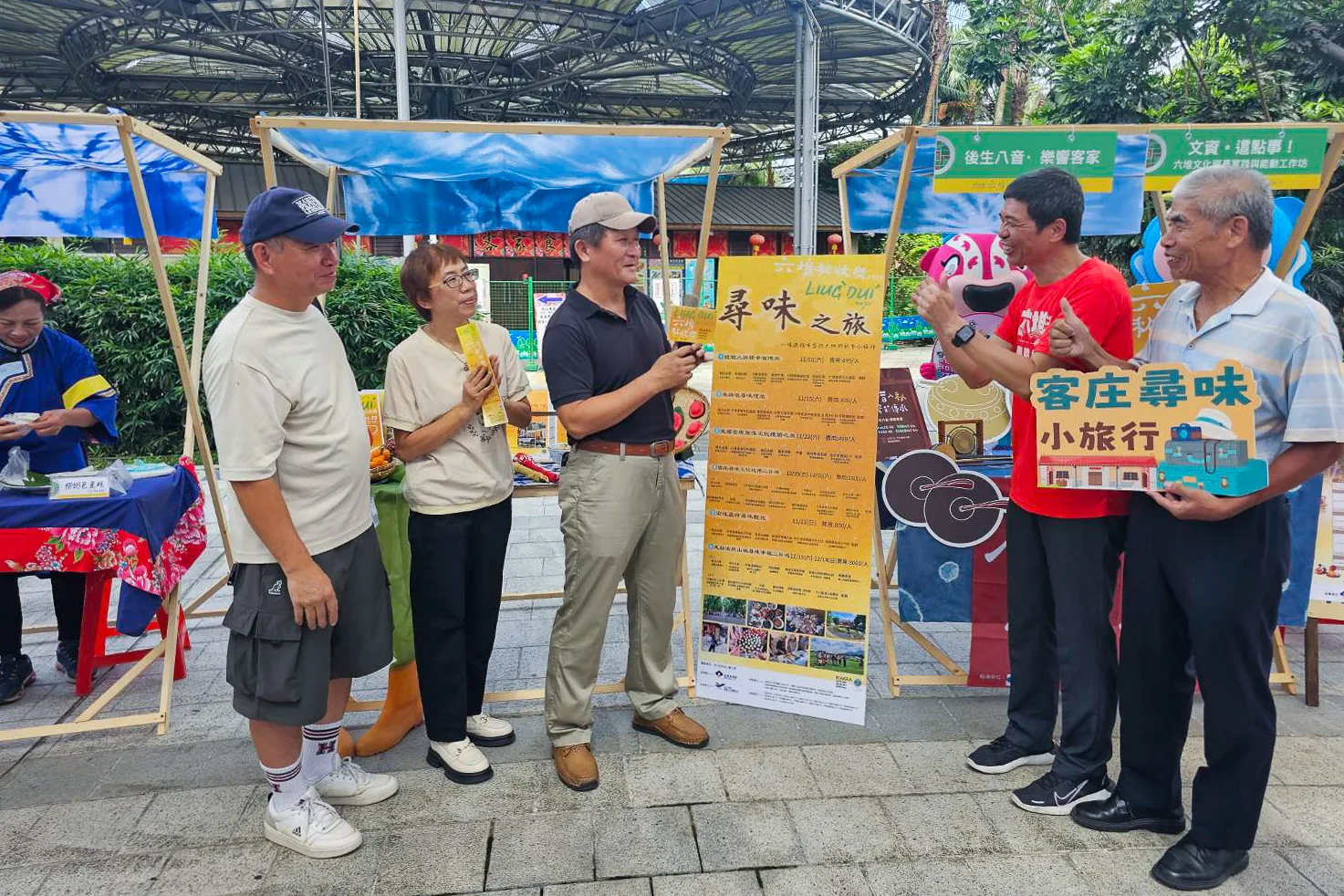 美濃農村田野學會執行理事溫仲良分享秋收祭客庄小旅行遊程。客發中心提供