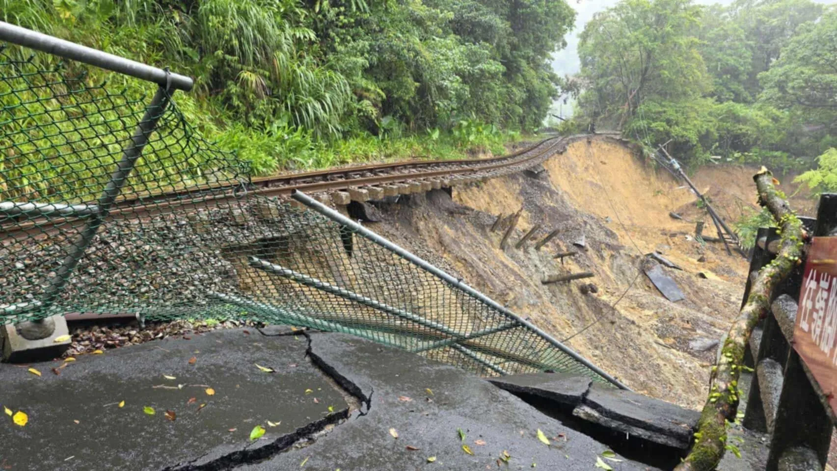 台鐵平溪線在嶺腳附近路基淘空。民眾提供