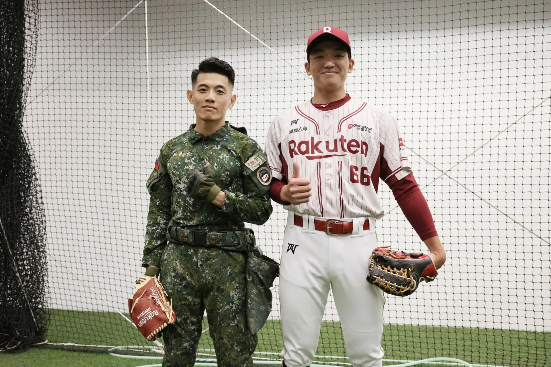 中華職棒總冠軍賽(台灣大賽)第3戰賽前邀請在光復救災時贈與女童帽子的暖心士官長陳保宏(左)來開球。翻攝樂天桃猿臉書