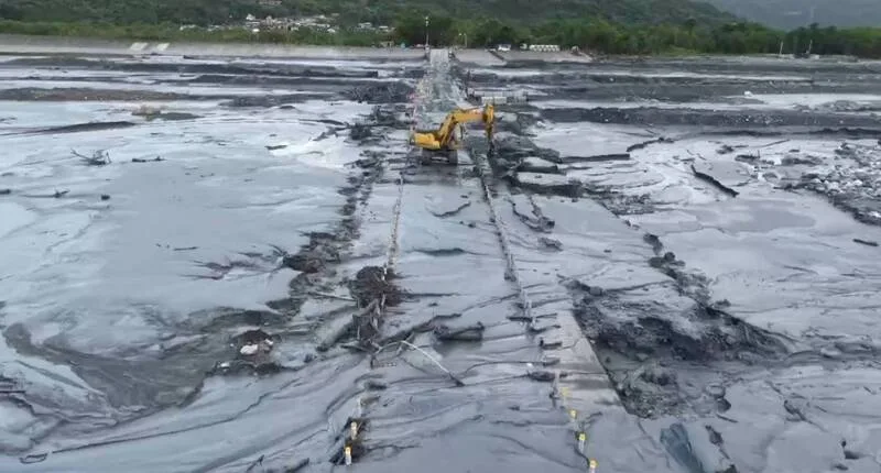 馬太鞍溪上游新堰塞湖溢流，水位抬升漫淹下游台9線臨時便道，公路局搶修團隊22日進場，確認2公尺涵管完好，趕工清理路面積土及漂流木，目標中午清理完成。公路局提供