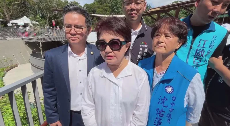 台中出現首例疑似非洲豬瘟案例,台中市長盧秀燕(前中)22日接受媒體聯訪時表示,會與中央攜手合作,避免事件再擴大。中央社