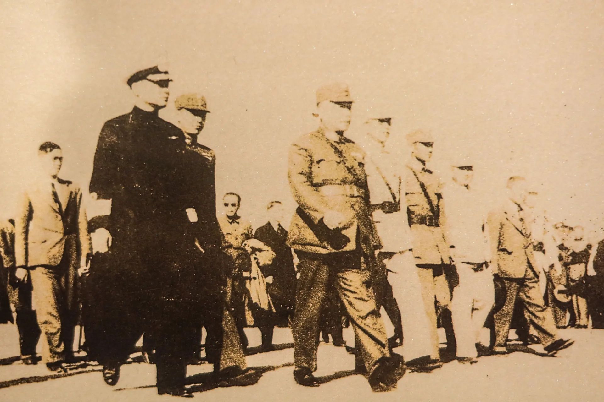 1945年來台「接收」的軍政要員，跟日本人一樣仍視台灣人為二等國民，台灣行政長官公署廳處長都是外省籍，且貪汙嚴重，物價飛漲，致民怨沸騰，被稱「劫收」，不久即爆發「二二八事件」。何來美翻攝自二二八國家紀念館