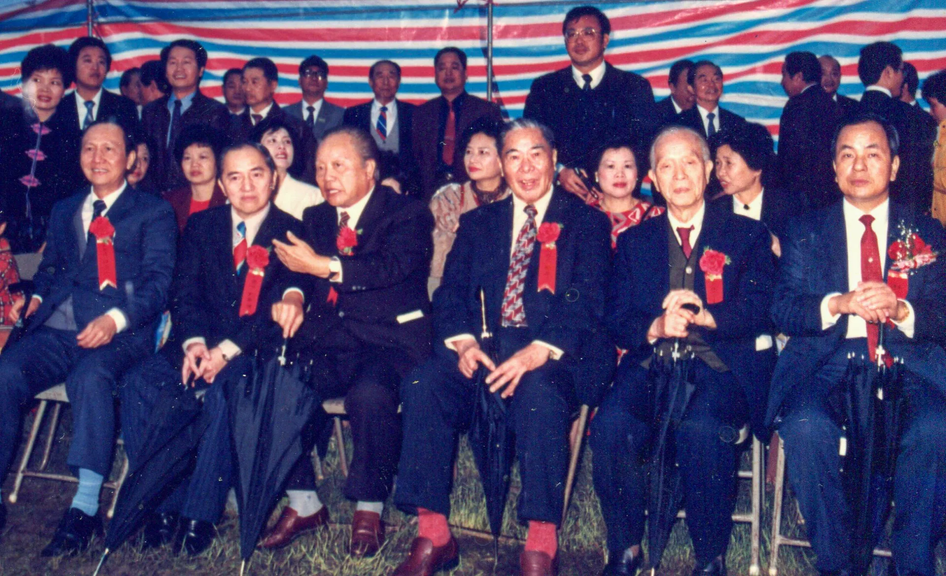 1986年新竹縣治動工，前10屆縣長皆出席，分是第一、二屆朱盛淇（右二）、第三屆鄒滌之（右三）、第四、五屆彭瑞鷺（左三）、第六屆劉榭燻（左二）、第七、八屆林保仁（左一）、第九、十屆陳進興（右一）。其中鄒滌之是「半山」。陳進興提供