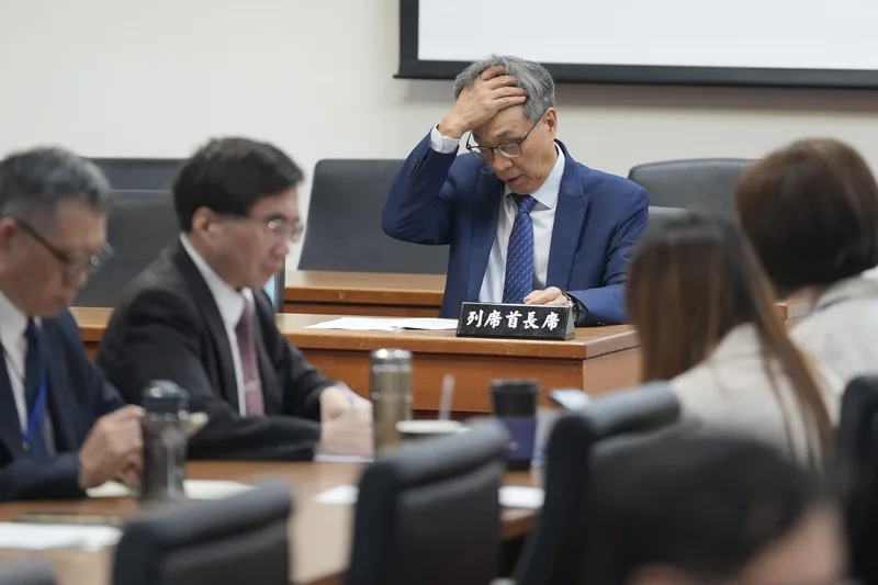 農業部長陳駿季（後）23日列席立法院經濟委員會，就「非洲豬瘟防檢疫後續防疫精進作為」進行報告並備質詢。中央社