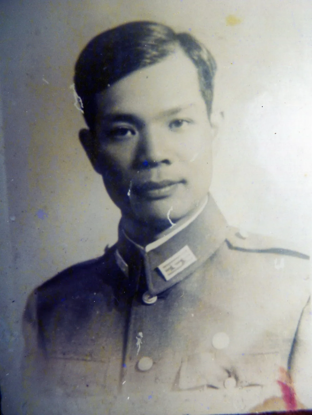 劉定國本名劉玉雲，留日時受丘念台影響到南京念中央軍校，參加抗戰，改為劉定國，成為「半山」，光復回台擔任新竹縣防衛司令，經歷二二八事件，他當選過3次苗栗縣長 ，但第一次被判當選無效。何來美翻攝
