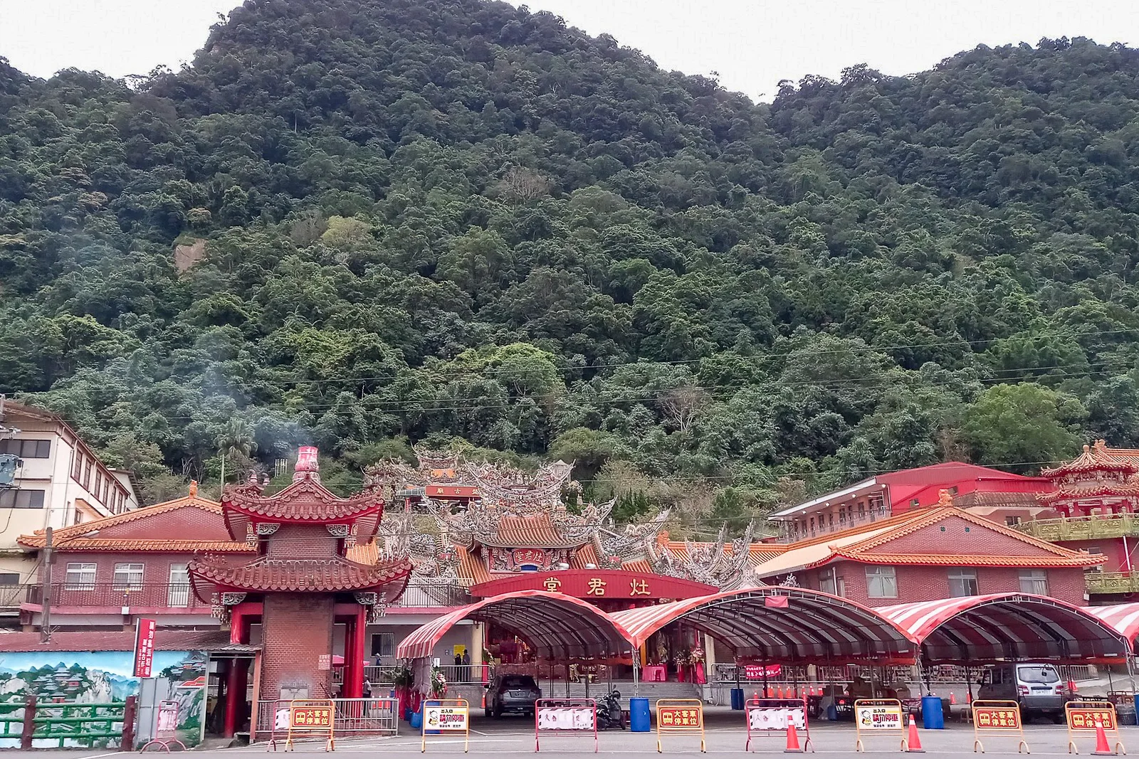 這座廟宇就是新竹五指山上的灶君堂,除供灶君外,還供奉有倉頡,是香火鼎盛。陳權欣攝