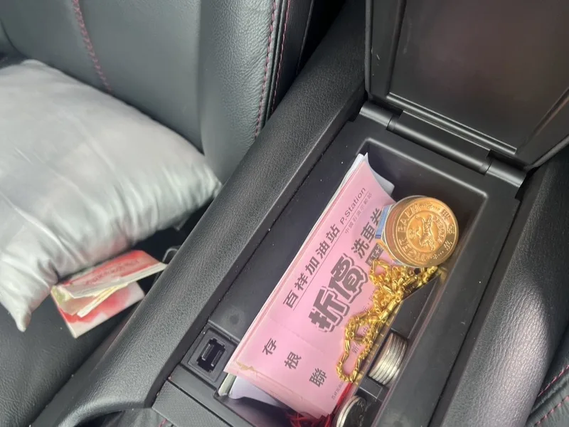 新竹市27日發生銀樓搶案，竹市及竹縣警力跨區合作，於案發後1小時在新竹縣攔查涉案車輛，當場逮捕吳姓男子並查扣贓物金項鍊1條。警方提供