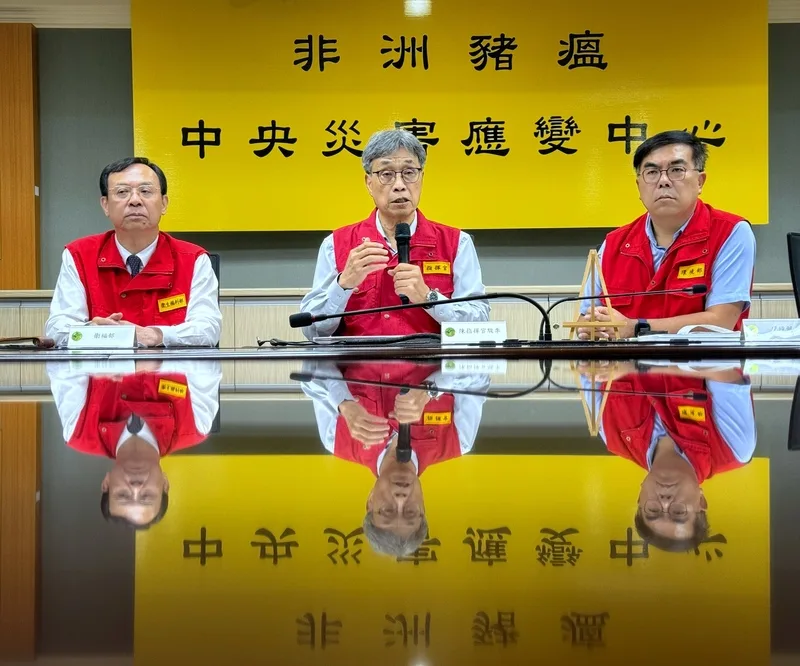 非洲豬瘟中央災害應變中心26日召開第38次會議,下午在台中舉行非洲豬瘟中央前進應變所記者會。由左至右為衛福部長石崇良、農業部長陳駿季、環境部長彭啓明。中央社