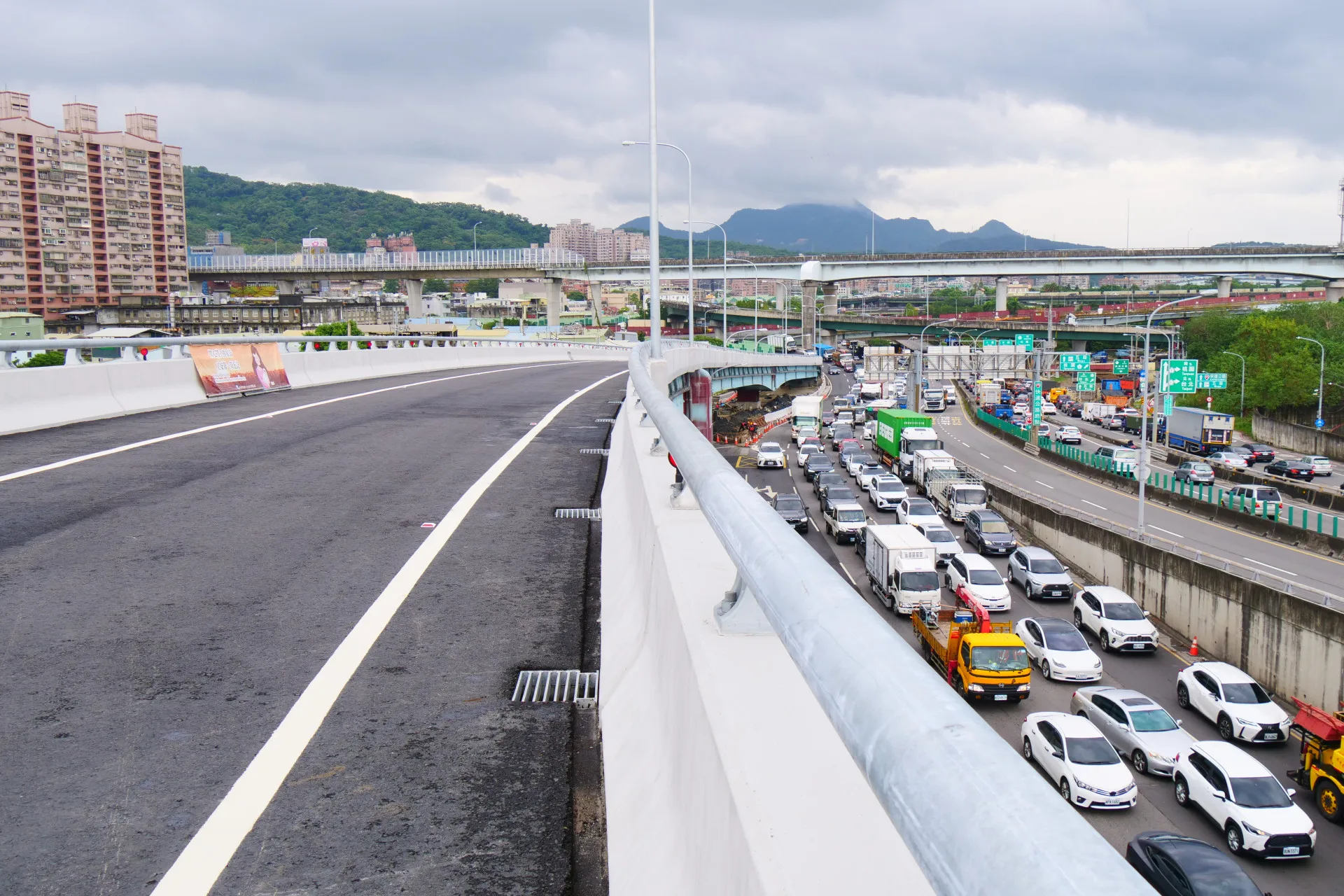 五股交流道新增北出匝道通車後，可有效分流新五路原經楓江路口號誌延滯的北出車流。新北市政府提供