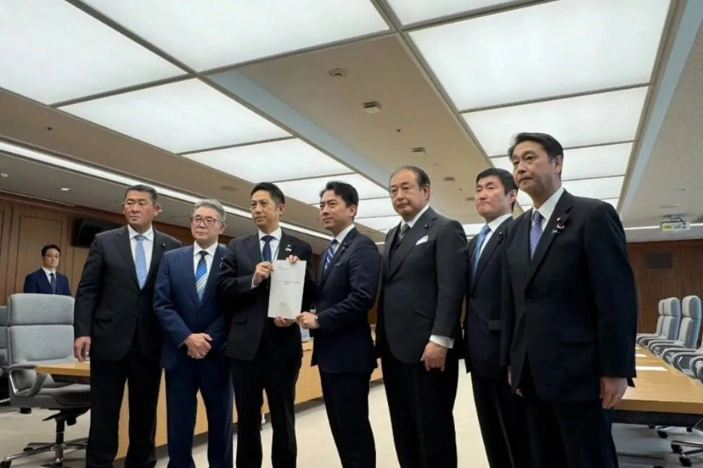 秋田縣知事鈴木健太（左3）28日與防衛大臣小泉進次郎（左4）會面，要求派遣自衛隊協助秋田縣應對熊害。翻攝自X@fukuharajunji