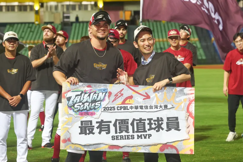 中華職棒總冠軍賽第5戰27日在台中洲際棒球場進行,樂天桃猿擊敗中信兄弟封王,系列賽最有價值球員由桃猿洋投威能帝(Pedro Fernandez)(前左)奪下。中央社