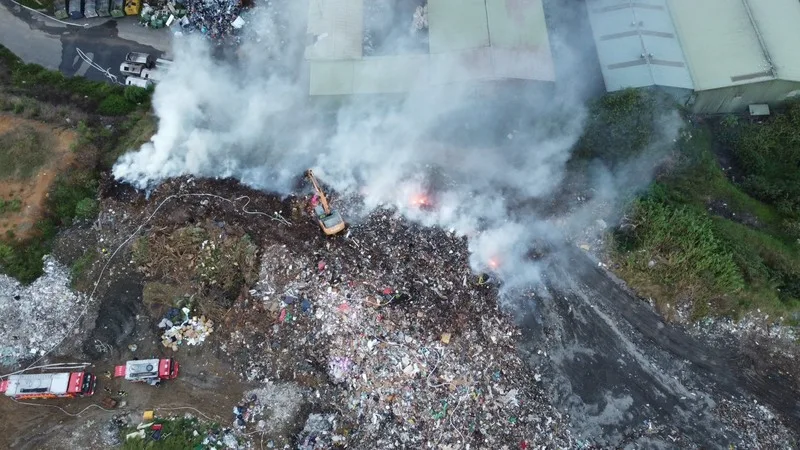 苗栗市西山垃圾場近年多次發生火警，29日清晨又起火燃燒，燃燒範圍約1000平方公尺。苗縣府消防局提供