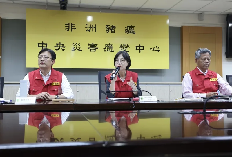 非洲豬瘟中央災害應變中心於28日下午召開記者會說明疫調進度,由農業部動植物防疫檢疫署署長杜麗華(中)主持。