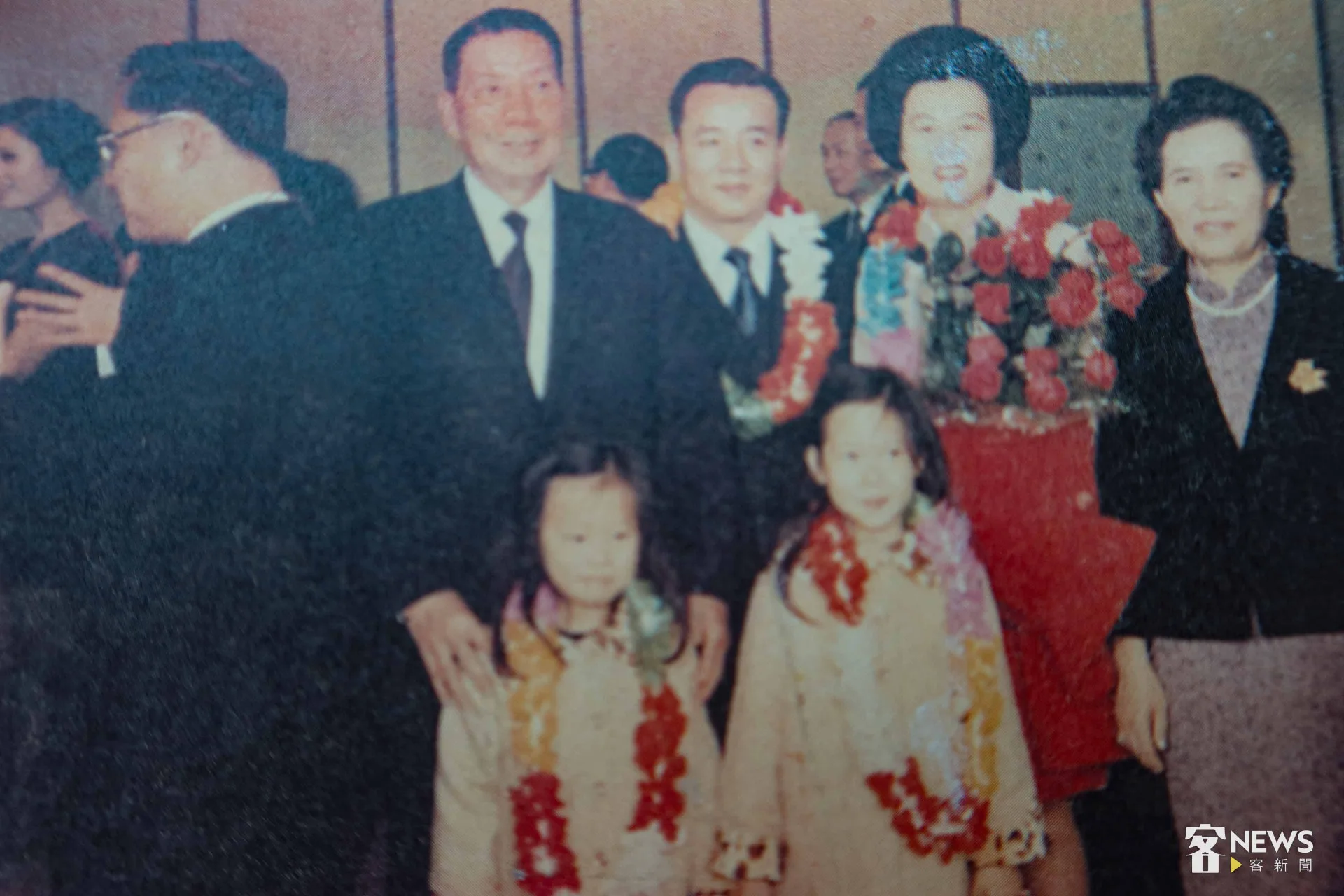 1972年房金炎出任駐尼加拉瓜大使,岳父母徐傍興夫婦與有榮焉到機場送行。房徐蕙英提供