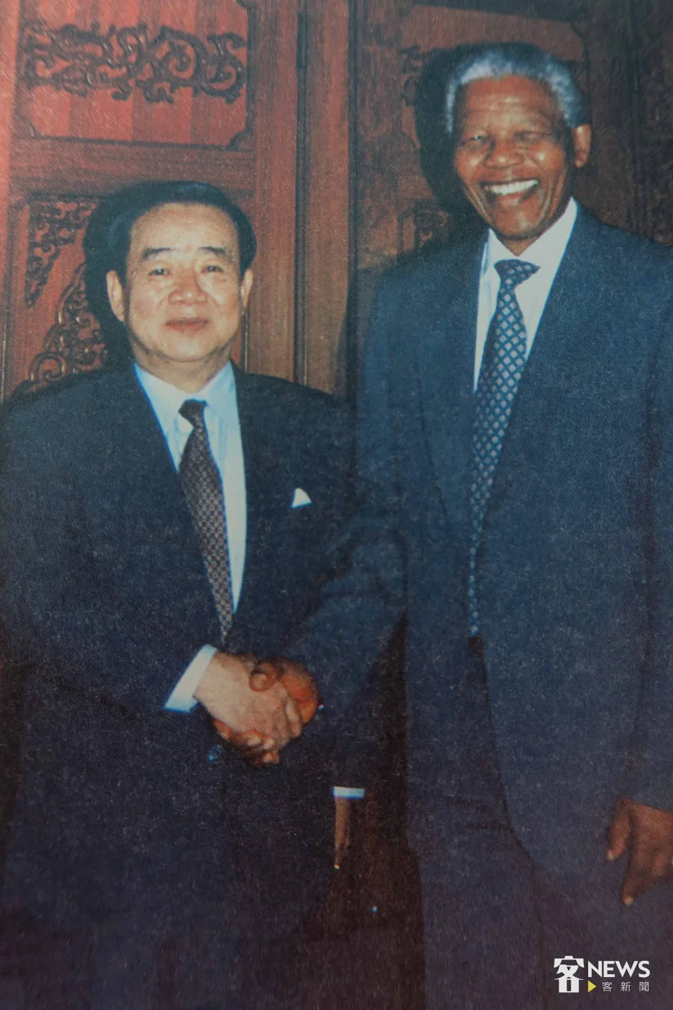 房金炎擔任外交部長次長時晉見南非總統曼德拉。房徐蕙英提供