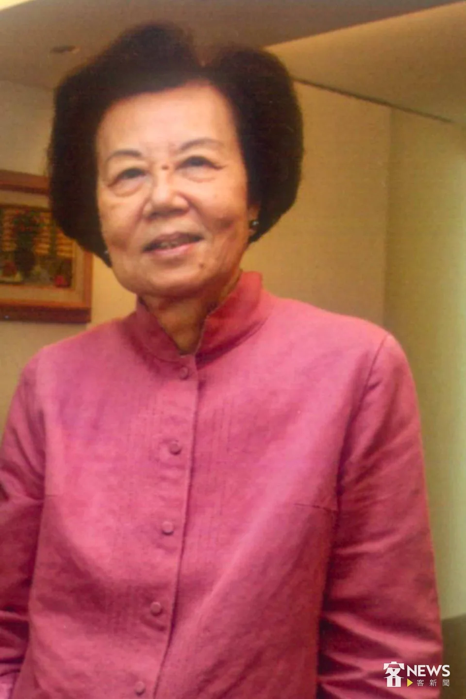 2010年房徐蕙英接受筆者訪問,談她與房金炎在美相戀與襄助夫婿拓展外交的故事。何來美攝