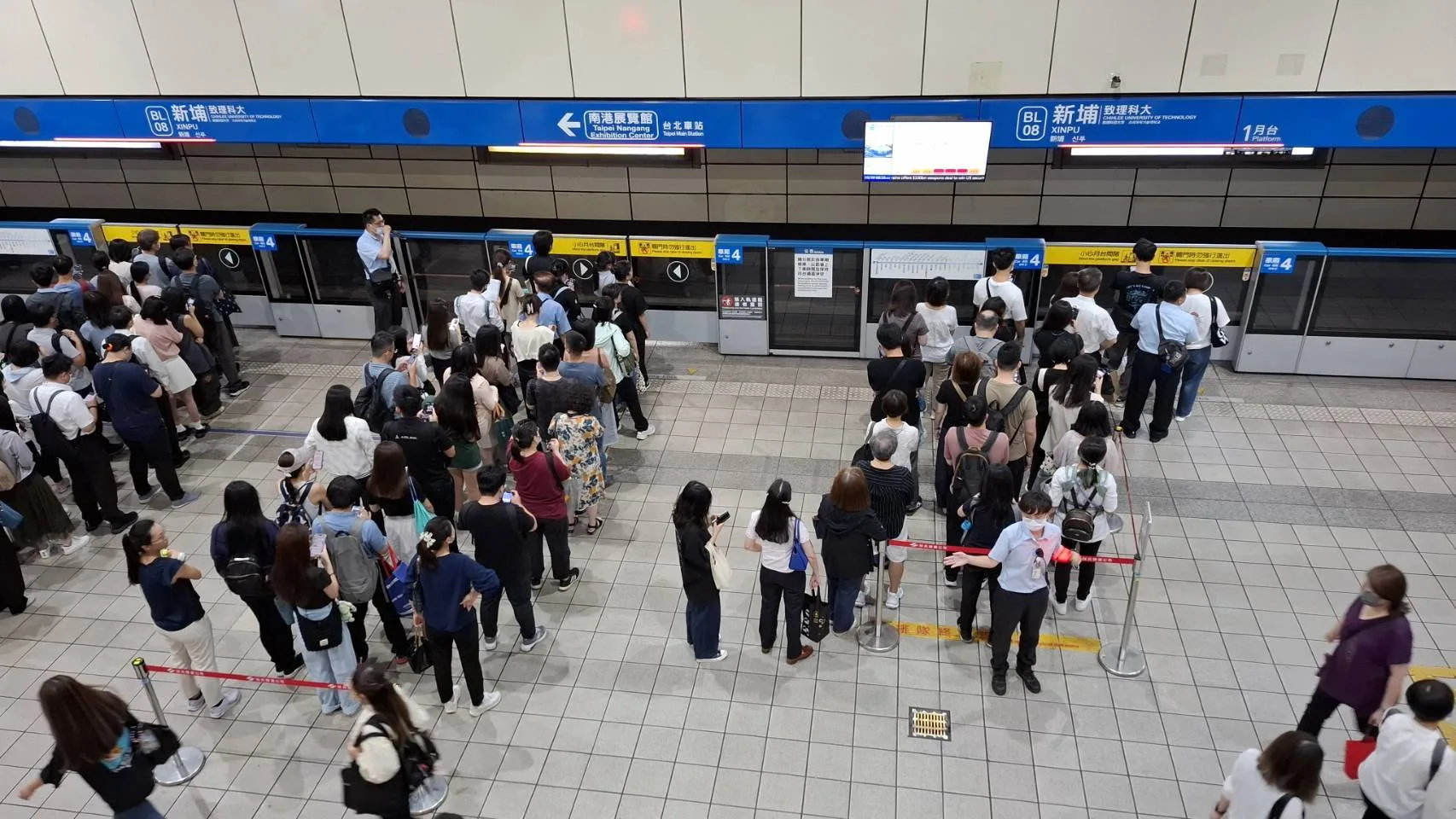 11月起捷運板南線平日早尖峰最密班距時段再提前。北捷提供