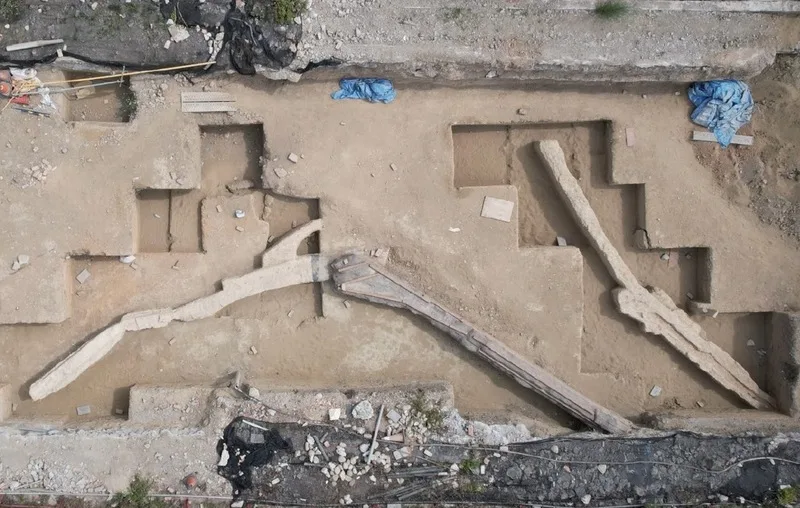 台南鐵路地下化工程近期出土清領糖業遺構及遺物。圖為疑似清代道路「牛車路」空拍圖，可見以三合土遺構做為邊界。台南市政府提供