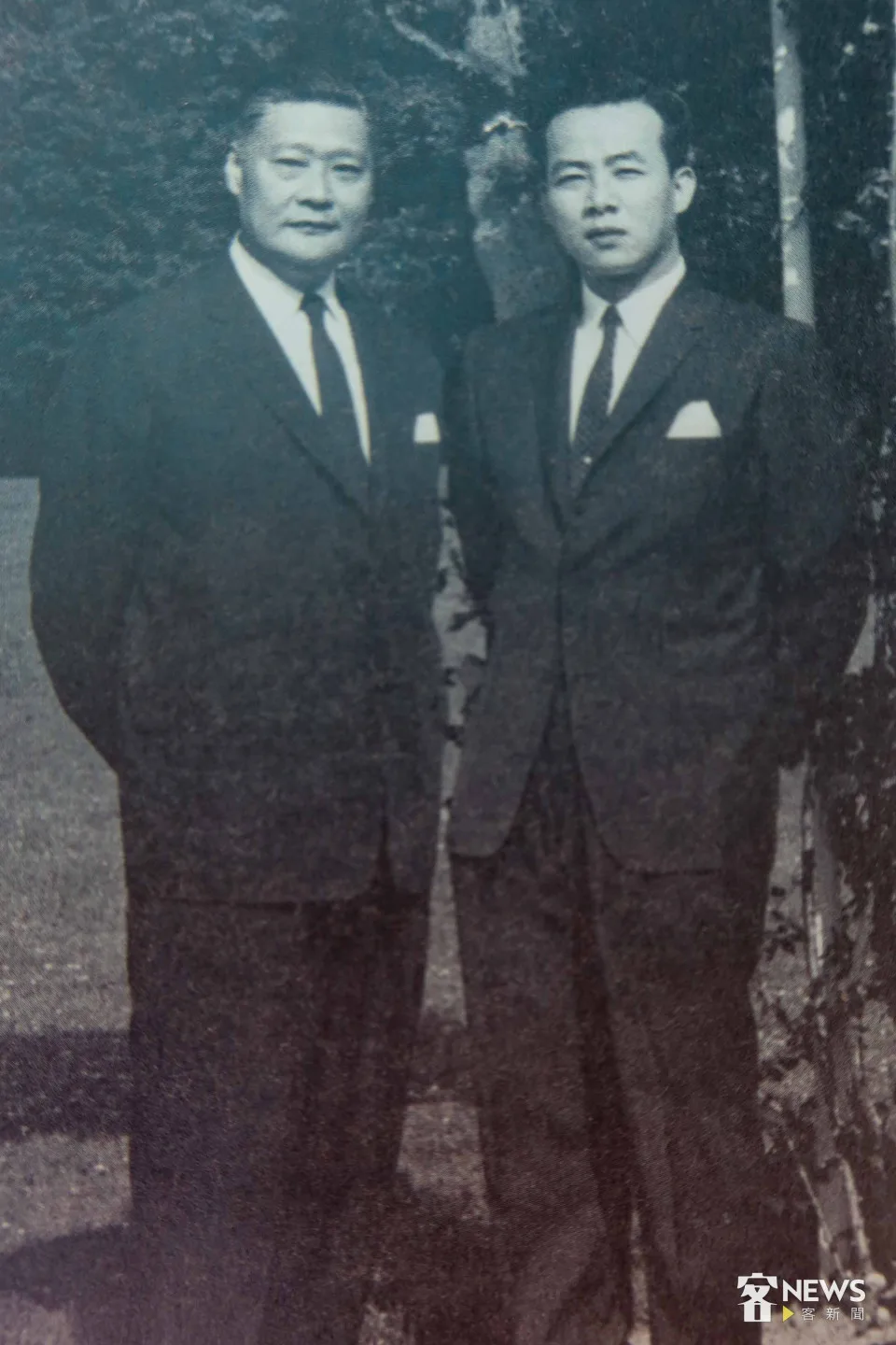 1960年房金炎與駐美大使葉公超在雙橡園合影。房徐蕙英提供