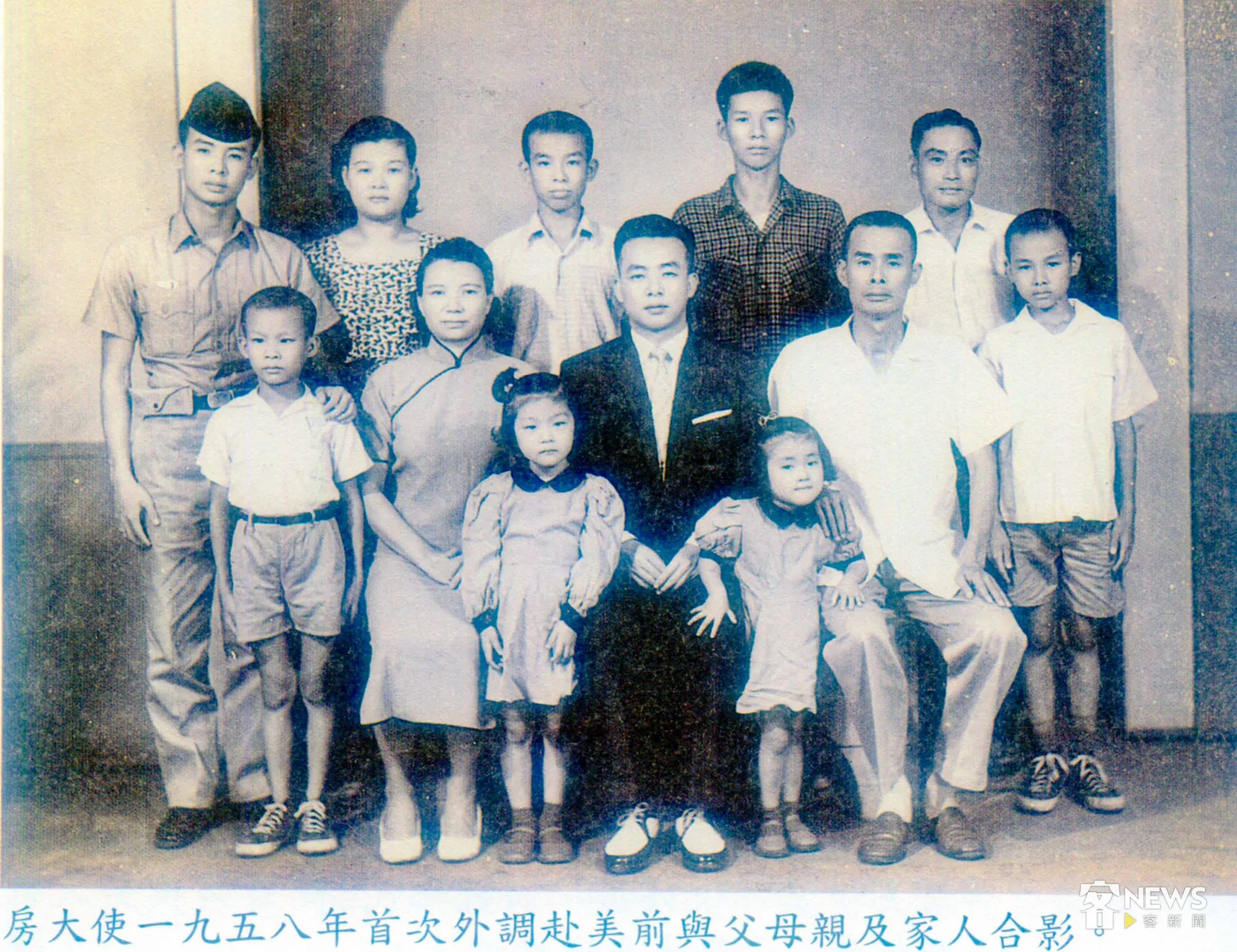 1958年房金炎赴美擔任外交官,行前與父母及家人合影。房徐蕙英提供