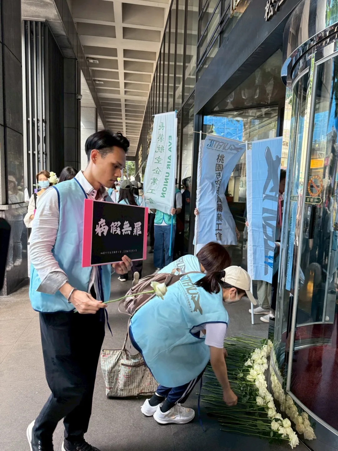 長榮航空近日一名空服員在抱病上班後，返台不幸離世，引發社會對航空業空服員請病假制度的高度關注。翻攝自長榮航空企業工會FB