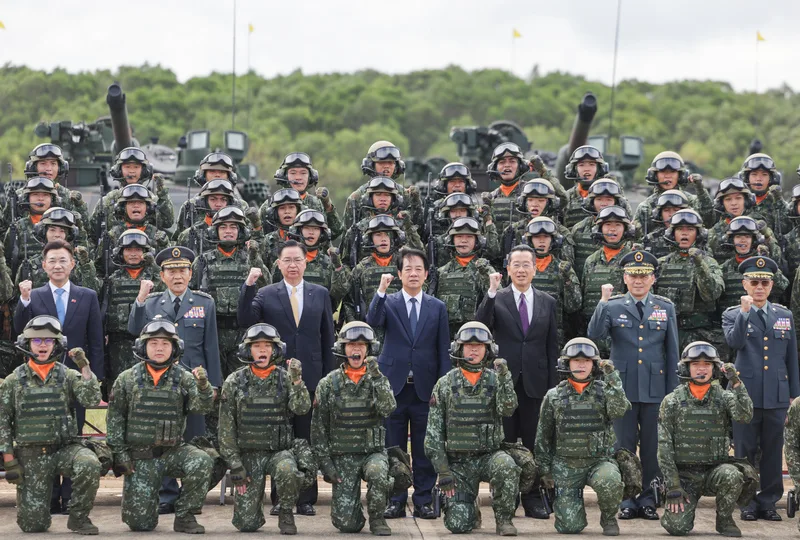 陸軍裝甲第584旅聯兵三營換裝M1A2T戰車31日在新竹湖口營區舉行成軍典禮,總統賴清德(2排中)主持校閱與國防部長顧立雄(2排右3)、國安會祕書長吳釗燮(2排左3)、國防安全研究院董事長霍守業(2排左2)、立法院副院長江啟臣(2排左)等人和官兵合影。中央社