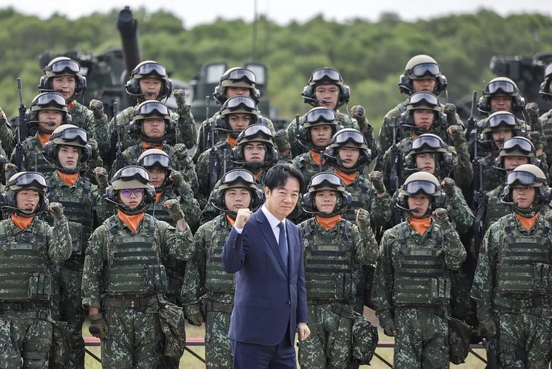 陸軍裝甲第584旅聯兵三營換裝M1A2T戰車成軍典禮31日在新竹湖口營區舉行,總統賴清德(前中)親臨主持並校閱部隊,為官兵加油打氣。中央社