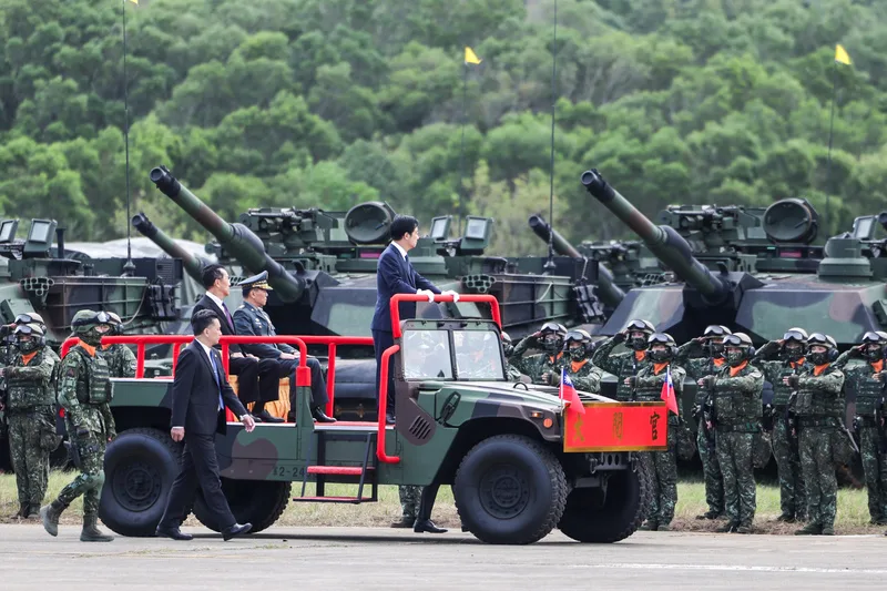 陸軍裝甲第584旅聯兵三營換裝M1A2T戰車成軍典禮31日在新竹湖口營區舉行,總統賴清德(前車中站立者)宣布成軍命令,國防部長顧立雄(前車後左坐者)等人陪同校閱部隊。中央社