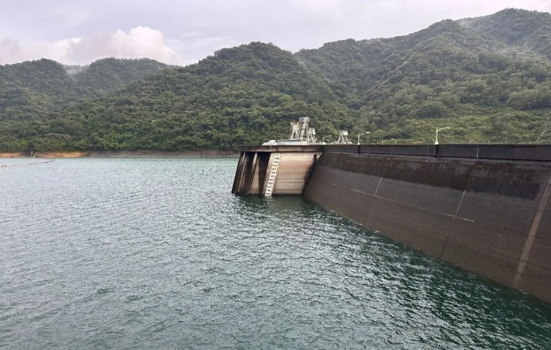 翡管局表示,翡翠水庫水域依法不准設置太陽光電板。營運以來,未曾設置太陽光電板。未來仍會嚴格把關,守護大臺北水源。翡管局提供