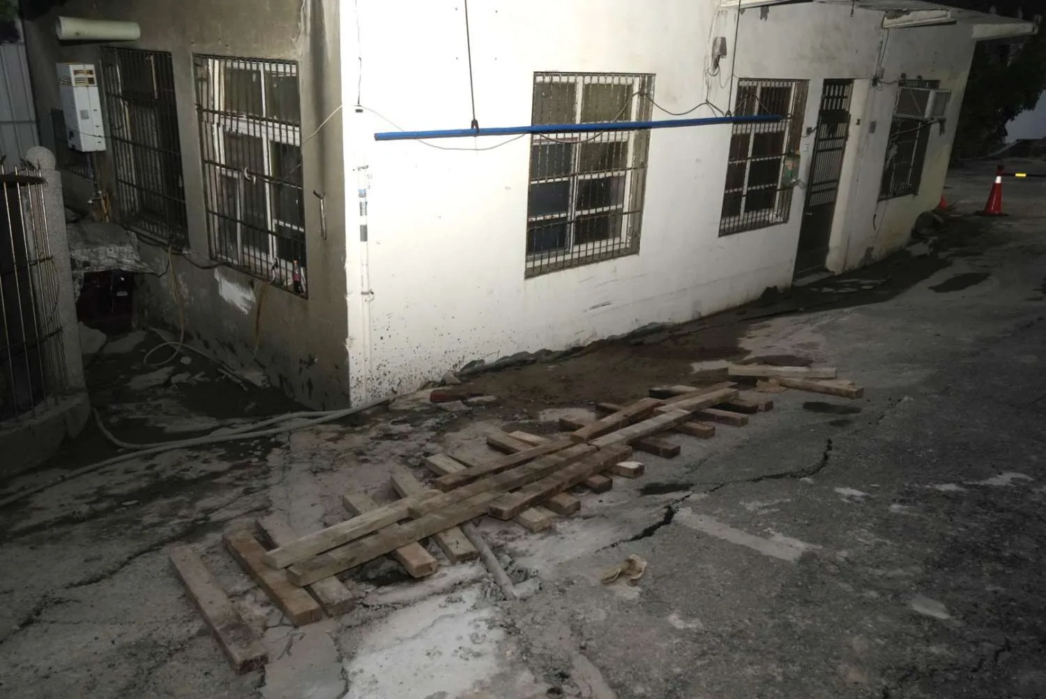 新竹市東大路工地施工，致地層下陷，影響19戶。竹市府提供