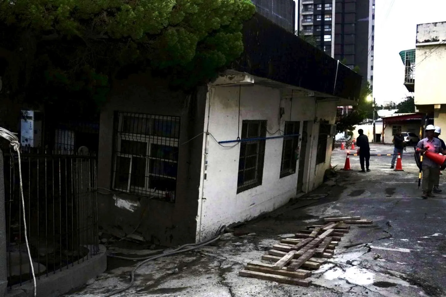 新竹市東大路工地施工，致地層下陷，影響19戶。竹市府提供