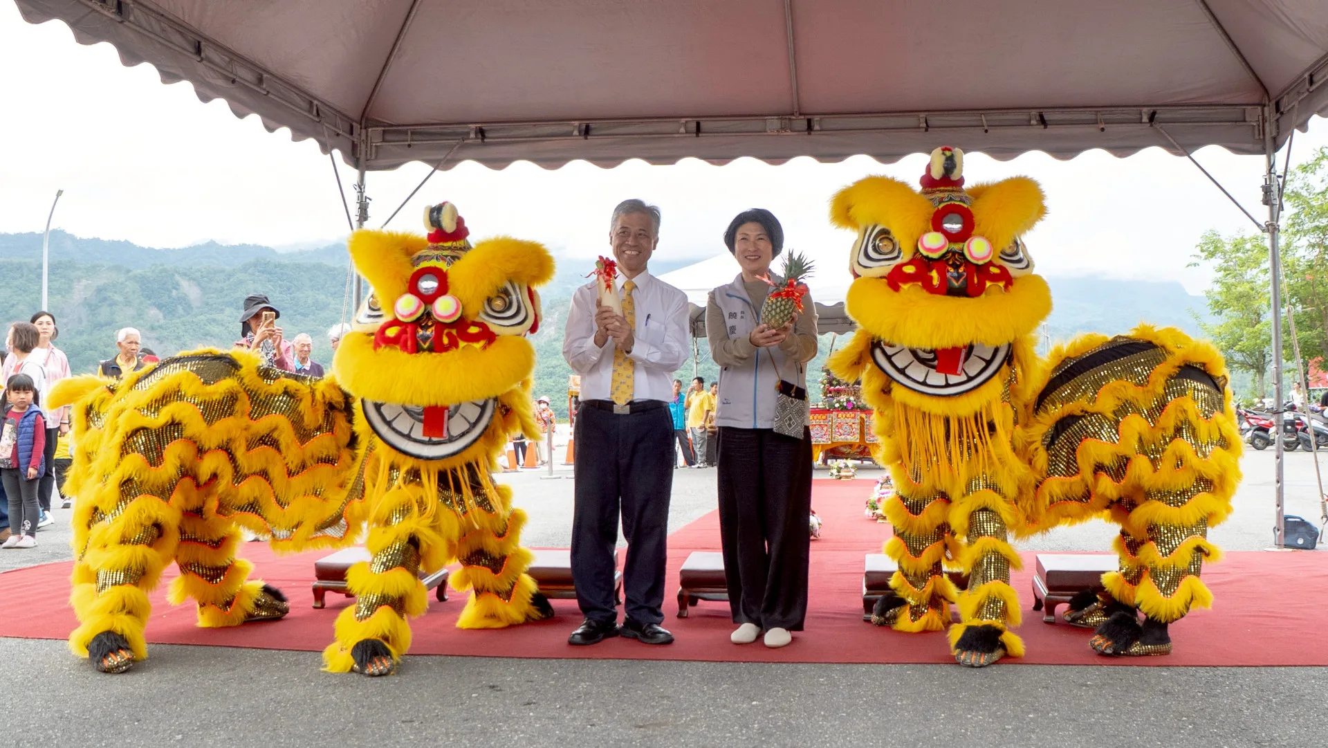 台東縣長饒慶鈴（右）與客委會副主委范佐銘（左）。台東縣政府提供