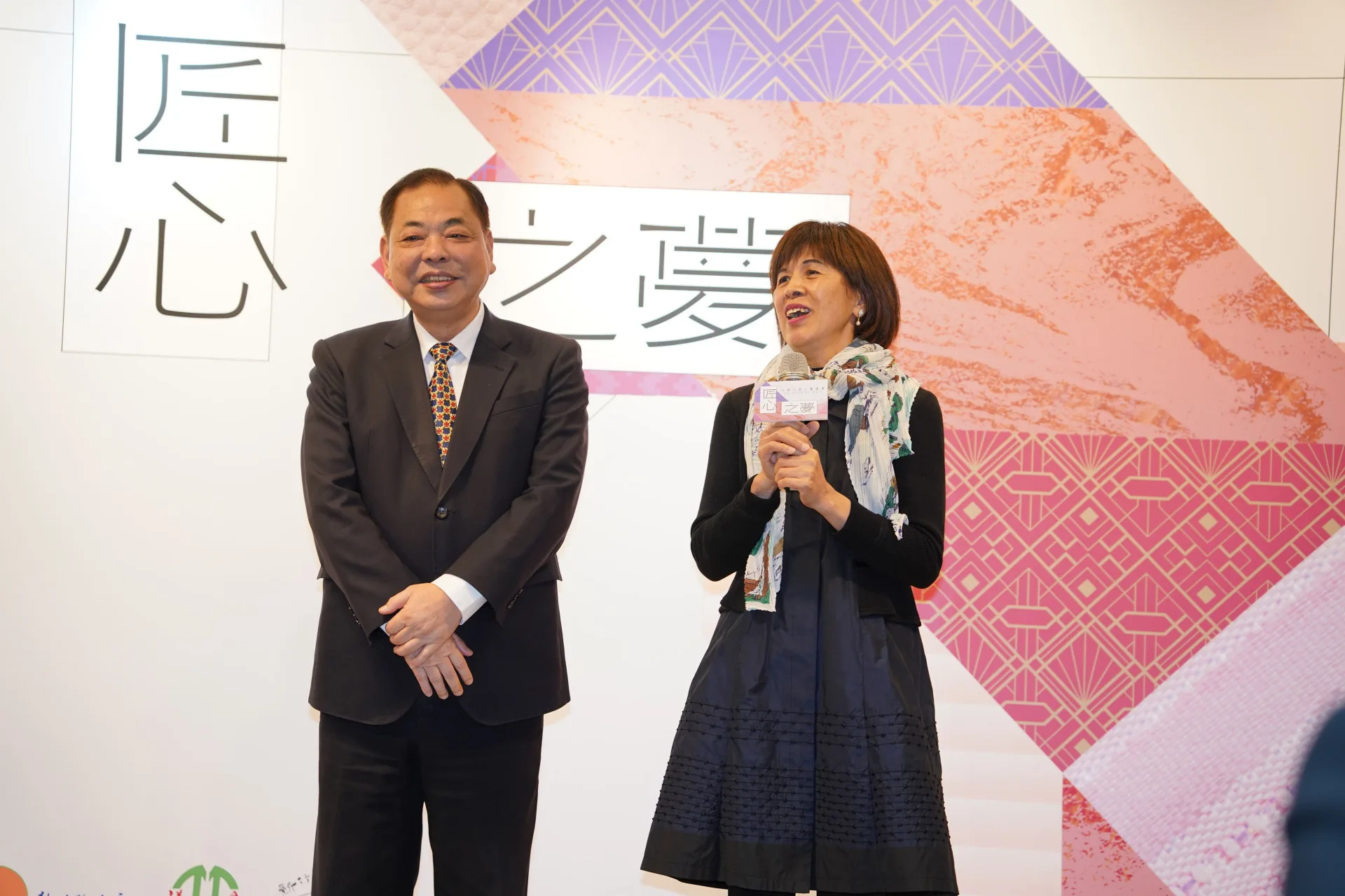 第三屆「匠心之夢」全國文創工藝競賽精巧組金獎作品《虎指山》創作人林保瑋，因要去炸雞店打工，由母親代領獎。