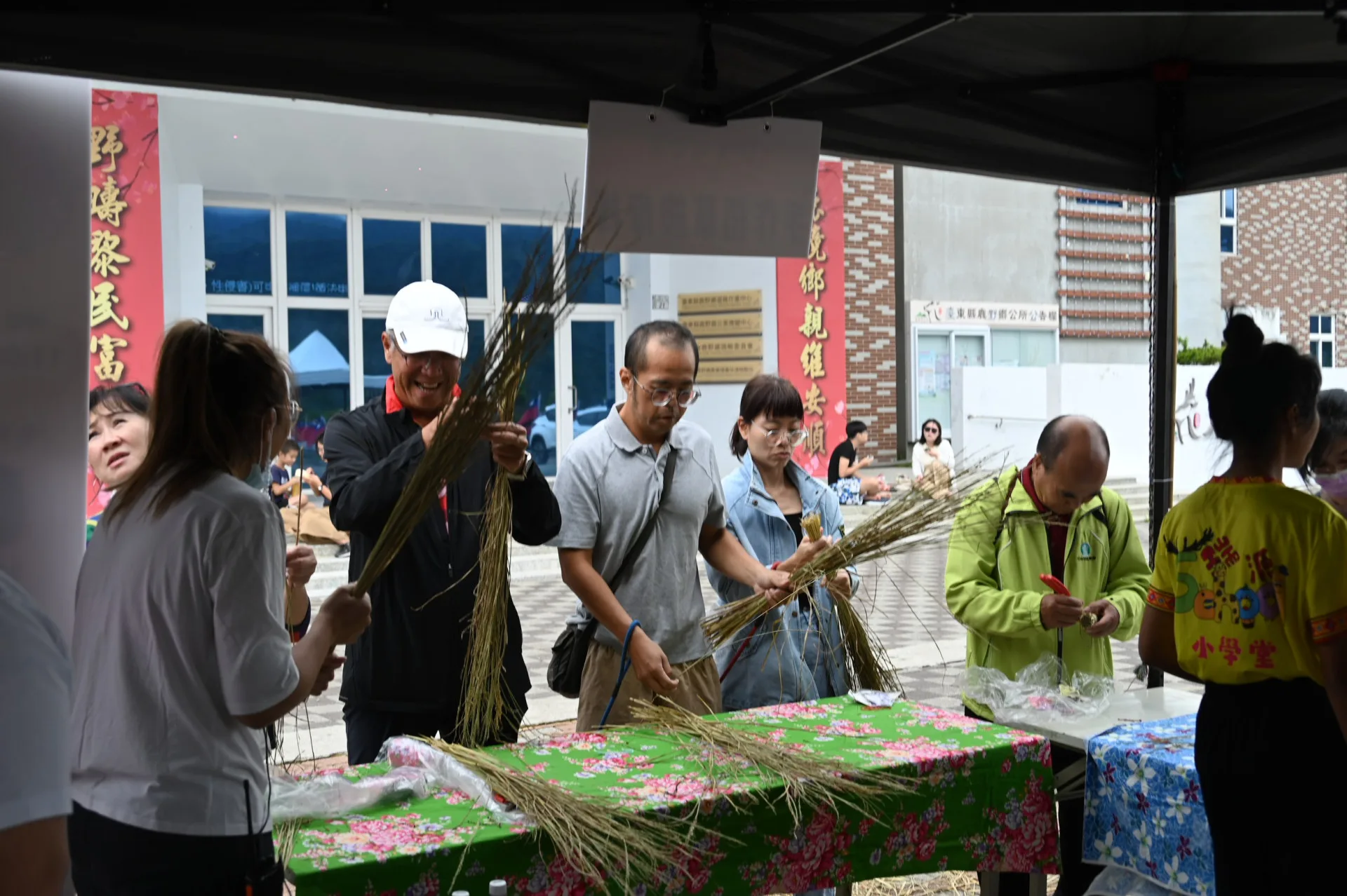 大朋友小朋友在動手實作中認識客家工藝與飲食文化，台東縣政府提供