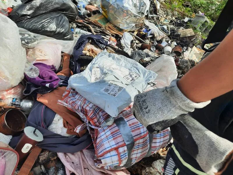 苗栗縣通霄、苑裡地區4天發生3起廢棄物火警案件，現場遺留大量衣物、私人信件等家庭垃圾或裝潢廢棄物，環保局將從中追查行為人開罰。民眾提供，中央社