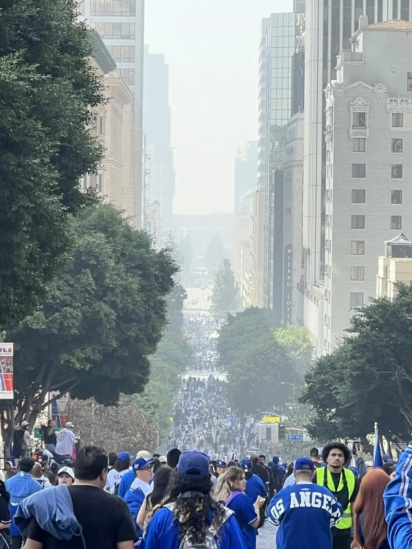 美國職棒洛杉磯道奇隊連2年奪世界大賽冠軍,3日舉行封王遊行,25萬人擠爆洛杉磯街頭。中央社