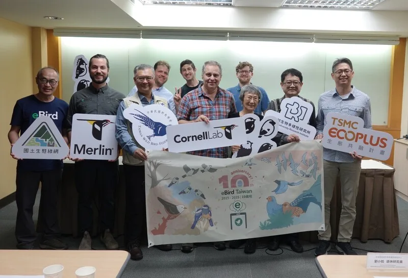 eBird Taiwan啟用至今滿10年,3日舉辦記者會,美國康乃爾大學鳥類學研究室執行長歐文斯(Ian Owens)(前中)也特地來台見證。生多所提供