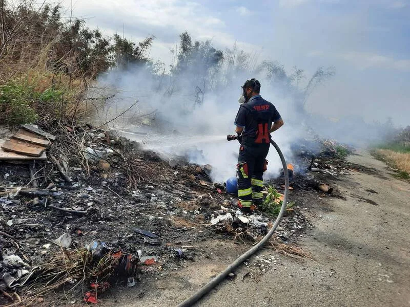 苗栗縣通霄、苑裡地區4天發生3起廢棄物火警案件，其中1處上午撲滅火勢，下午又竄出火舌，讓消防隊員疲於奔命，縣府環保局4日表示，將追查行為人，最高可處新台幣10萬元罰緩。民眾提供，中央社