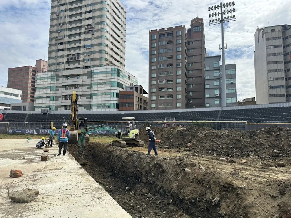 新竹市政府說明，3日正式進行外野區回填土的開挖與篩分，發現原本的回填土含有大量不符合規定的大型混凝土塊、紅磚以及其他建築廢材。新竹市政府提供