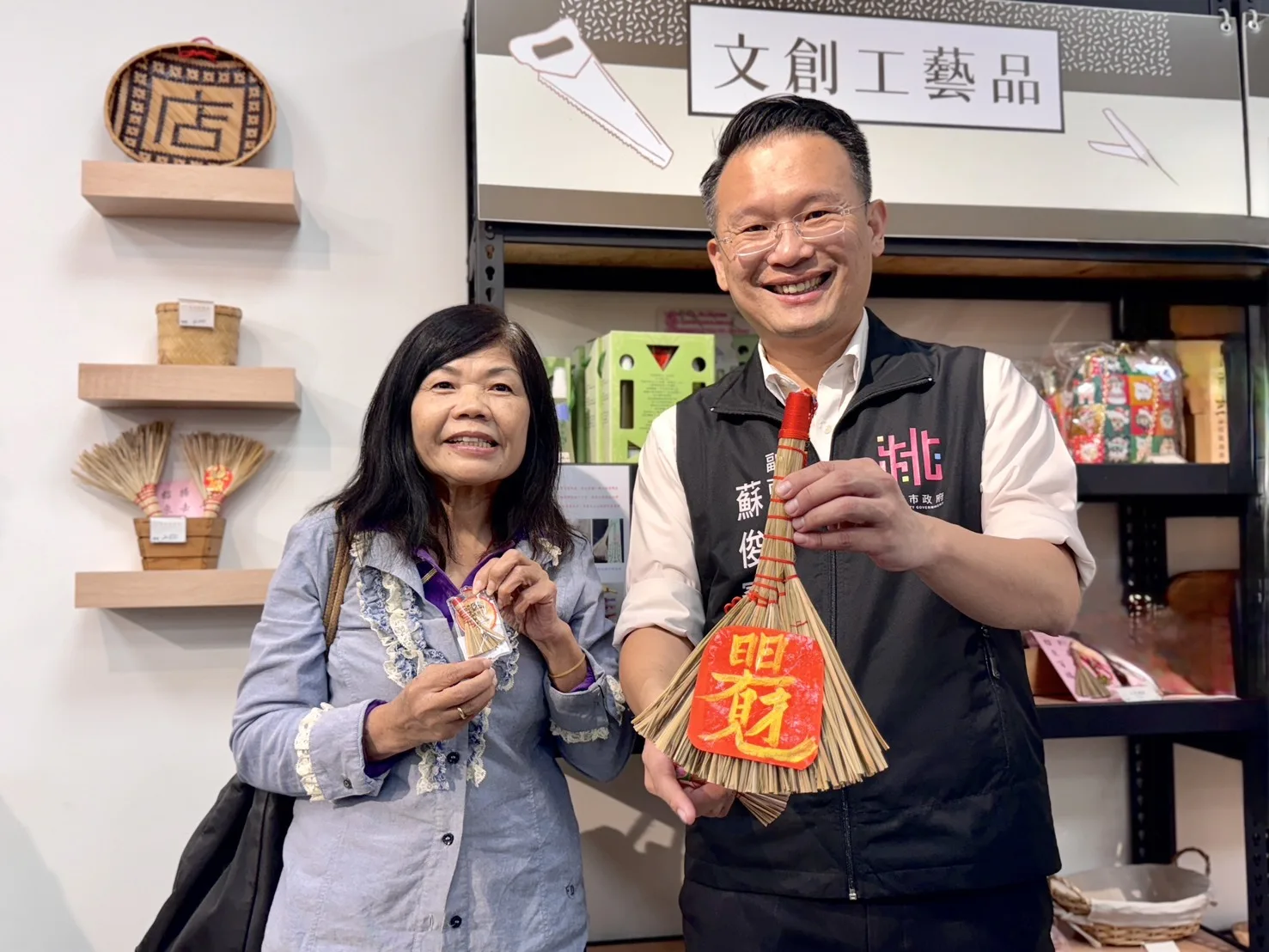 「桃園市東勢庄文化協會」成功將傳統產業文化轉型成為文創商品，也入選為今年度客家十大精品。桃園市政府提供