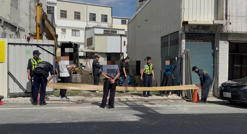花蓮縣吉安鄉仁里五街一處住宅改建施工，5日挖地基時挖到疑似人骨，地主立刻報警，警方於現場拉起封鎖線，依無主屍骨案報請檢察官相驗。花蓮縣警察局提供
