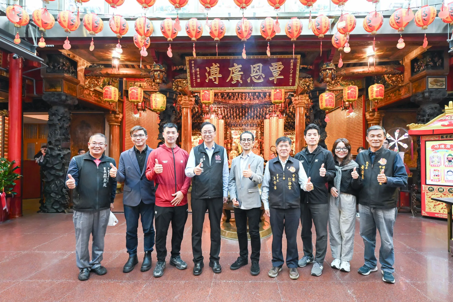 桃園市長張善政（左4）也出席見證。桃園市政府提供