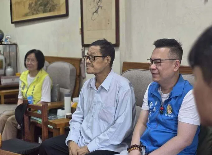 苗栗市連任8屆的市民代表蘇文霸（右2）傳出5日凌晨病逝於家中，享壽70歲。苗栗市長余文忠提供
