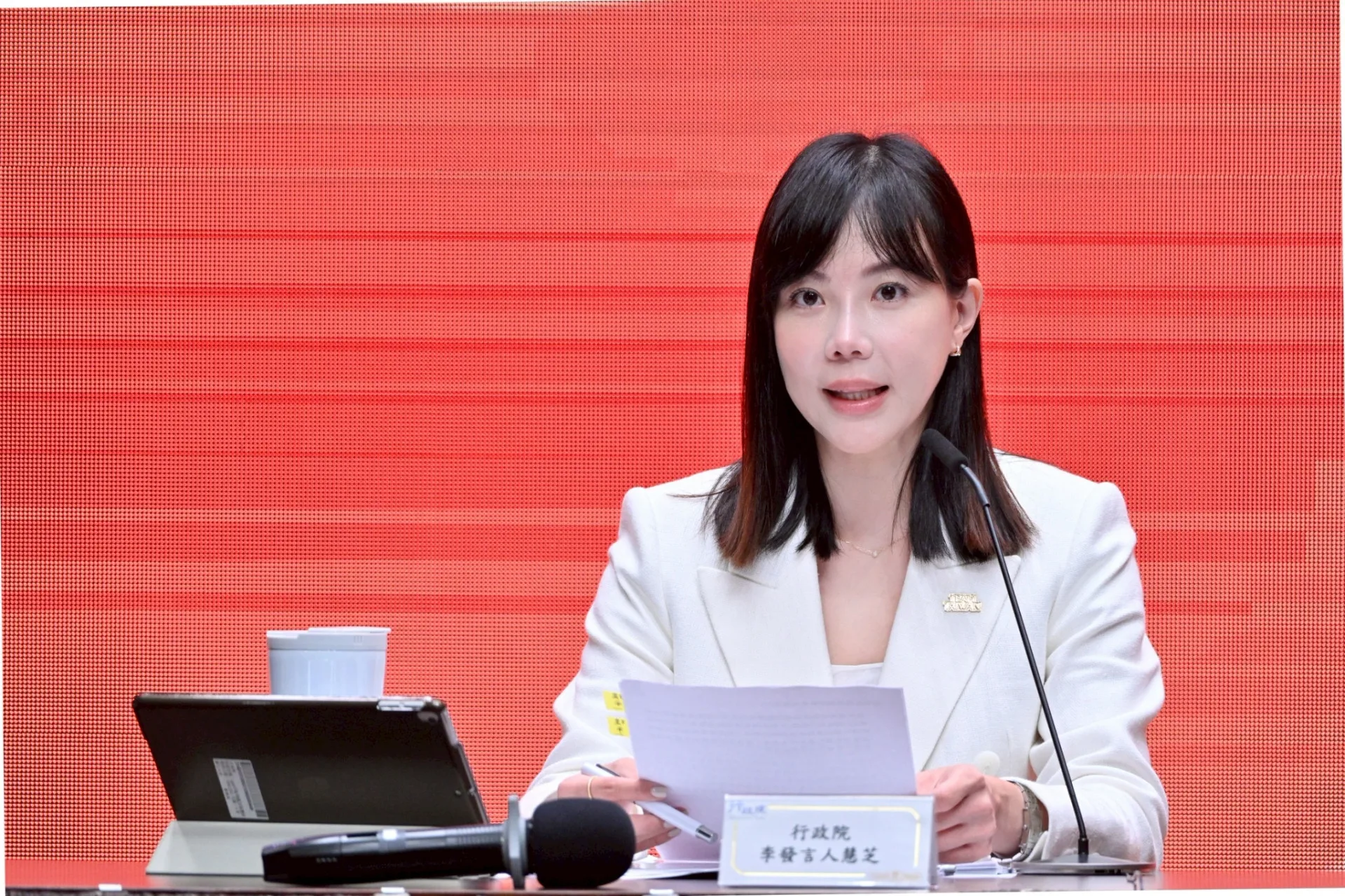 行政院發言人李慧芝表示,健保補充保費調整,絕對不會為難小資族。
